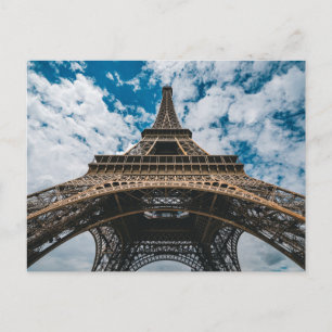 Carte Postale Monuments   Regardant vers le haut de la Tour Eiff