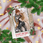 Carte Postale Motif de chemise et de planches en bois de ferme<br><div class="desc">Unique, classe, tendance, joli et décoratif Noël de Noël et Bonne Année Carte de voeux. Bonnes Fêtes mignonnes texte et espace pour customiser ou personnaliser avec une photo et nom de famille ou les noms de votre choix. Avec des baies rouges et des couronnes florales feuilles vertes sur une ferme...</div>