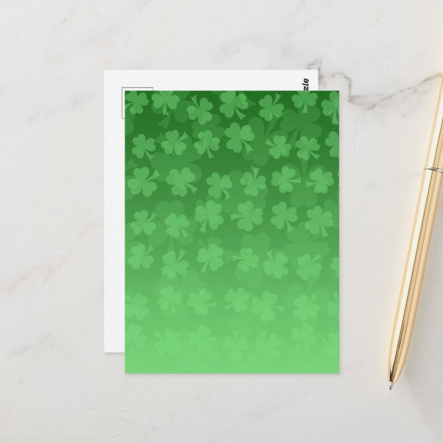 Carte Postale Motif ombré de trèfles verts pour la Saint-Patrick (Devant/Arrière en situation)