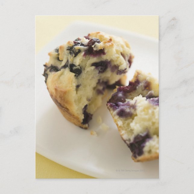 Carte Postale Muffin bleuté ouvert sur une assiette blanche (Devant)