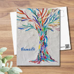 Carte Postale Namaste Rainbow Colors Arbre de vie<br><div class="desc">Cette carte postale attrayante présente un imprimé de ma mosaïque Arbre de Vie. L'original a été réalisé à l'aide de nombreux petits morceaux de verre aux couleurs vives disposés dans un gris pâle. J'ai ajouté le mot Namaste, mais vous pouvez le changer en un autre mot ou nom pour customiser...</div>