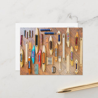 Carte Postale Navettes Bobines et Outils de Tissage