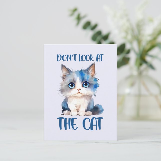 Carte Postale Ne regardez pas le chat - adorable chaton bleu (Debout devant)