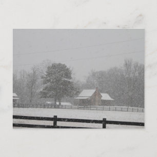Carte postale Neige tombant sur une ferme.