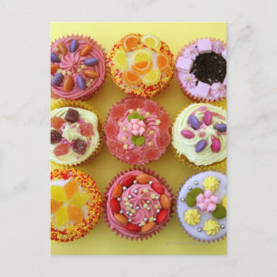Carte Postale Neuf cupcakes décorés chacun de bonbons dans un