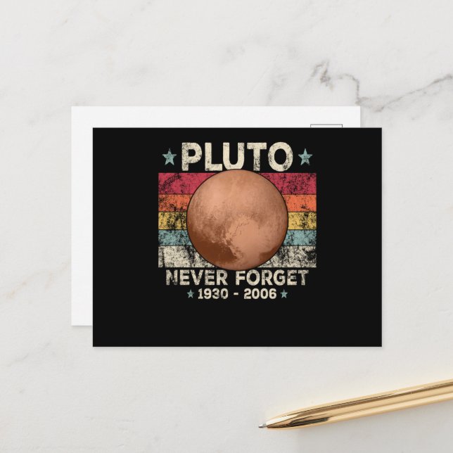 Carte Postale Never Forget Pluto Retro Space Science (Devant/Arrière en situation)