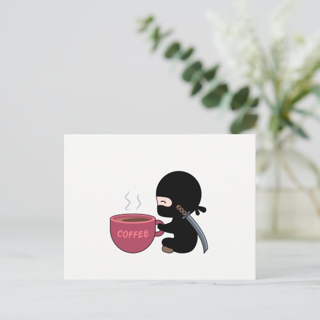 Carte Postale Ninja minuscule avec grande tasse de café (Debout devant)
