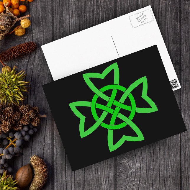 Carte Postale Nœud celtique irlandais vert (Bright green Irish Celtic knot design on black postcard.)