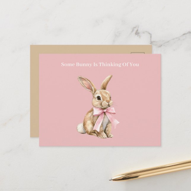 Carte Postale Nœud rose crème Some Bunny pense à toi (Devant/Arrière en situation)