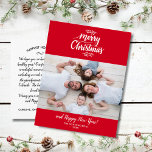 Carte Postale Noir en lettres de photo de famille de Joyeux Noël<br><div class="desc">Écartez l'acclamation de vacances avec cette carte postale moderne comportant votre photo horizontale, Joyeux Noël dans une typographie main-en lettres de manuscrit, accents botaniques de brin, placez tout sur un fond de rouge de Noël. L'espace de caractéristiques de postérieur pour un espace dactylographié de note ou de suppression et de...</div>