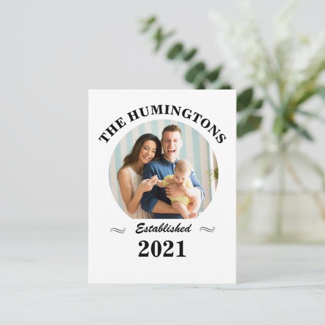 Carte Postale Nom de famille personnalisé, photo et année d'étab (Debout devant)