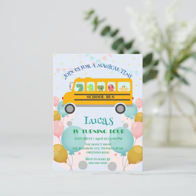 Carte Postale Nom de fête d'anniversaire de bus scolaire de dino (Debout devant)