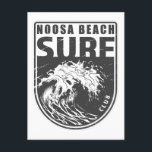 Carte Postale Noosa Beach Surf Club Australie Emblem<br><div class="desc">Noosa Beach Surf Club design avec illustration de vague océanique dans un style badge.</div>