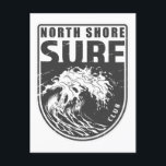 Carte Postale North Shore Surf Club Hawaii Emblem<br><div class="desc">Design North Shore Surf Club avec illustration de vague océanique dans un style badge.</div>