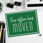 Carte Postale Notre Bureau A Déplacé Green White Business Moving<br><div class="desc">Nous avons une nouvelle adresse de déménagement de cartes postales pour une entreprise moderne ou chic qui cherche à mettre à jour leurs clients sur un nouvel emplacement. Notre bureau a déménagé. Typographie classique et minimaliste sur cartes vertes et blanches pour votre entreprise. Customisez le changement d'adresse au verso.</div>