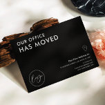 Carte Postale Nous avons déplacé le Faire-part de nouvelles adre<br><div class="desc">Laissez vos clients, vos employés et vos fournisseurs connaître votre nouvelle adresse de bureau avec ce professionnel Nous avons déménagé Cartes postales Logo d'Affaires Conception. Avec un design minimaliste noir et blanc avec des polices classiques, de l'espace pour le logo de votre entreprise, une nouvelle adresse, des coordonnées et des...</div>