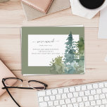 Carte Postale Nous avons déplacé Nouveau Home Script Pine Tree G<br><div class="desc">Nous avons déménagé Nouveau Home Script Pine Tree Green Postcard Ce design présente des pins aquarelles et des calligraphies de script personnalisées sur un simple arrière - plan.</div>