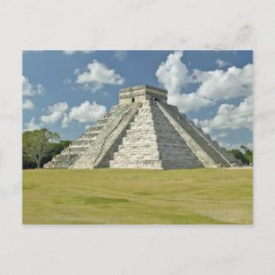 Carte Postale Nuages blancs bouffants au-dessus de la pyramide m
