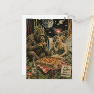 Carte Postale Nuit de pizza surréaliste avec Sasquatch et la fée