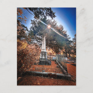 Carte Postale Obélisque de cimetière historique avec lumière du