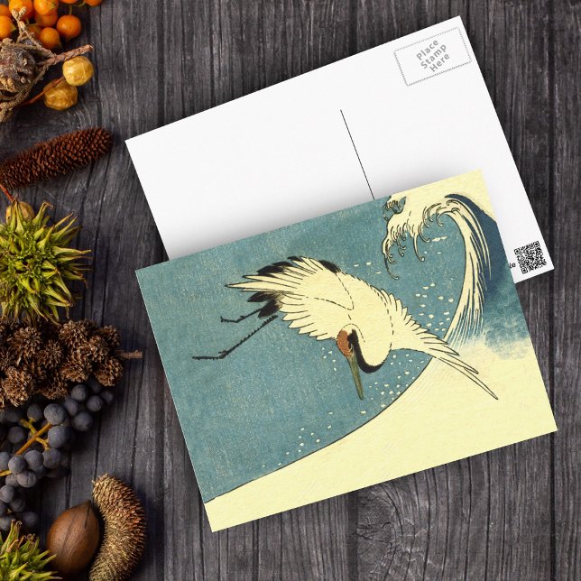 Carte Postale Oiseau de grue blanche noire survolant la vague oc (Flying white crane bird over ocean wave on blue postcard.)