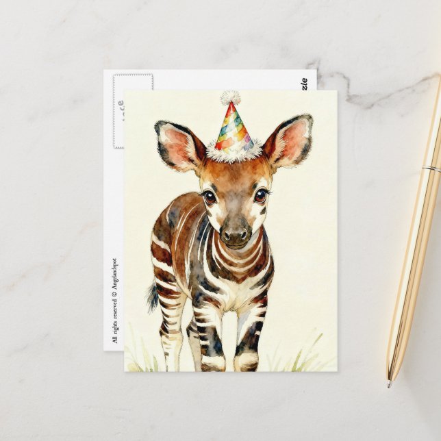 Carte Postale Okapi bébé dans un chapeau de fête  (Devant/Arrière en situation)