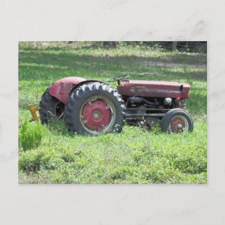 Carte Postale Old Damaged Little Tractor In A Field