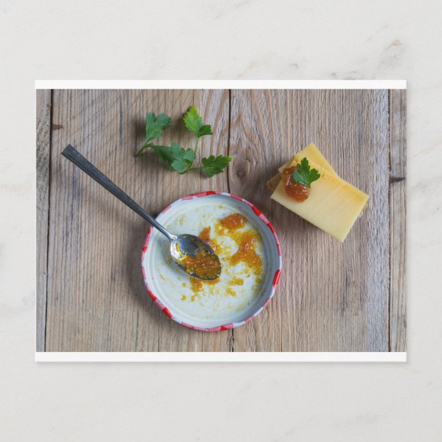 Carte Postale Onion pineapple chutney on rustic wood (Devant)
