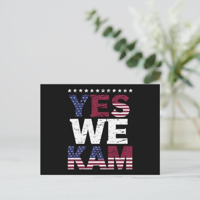 Carte Postale Oui nous Kam disant citation (Debout devant)