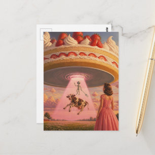 Carte Postale OVNI dessert aux fraises vache et femme extraterre