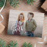 Carte Postale Paix sur terre | Noël<br><div class="desc">Envoyez vos voeux de vacances avec ces cartes postales modernes de Noël avec votre paysage préféré ou photo horizontale avec un texte de typographie blanc superposé avec la citation "Paix sur Terre". Personnalisez avec vos noms et l'année en dessous.</div>