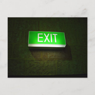 Carte Postale Panneau de signalisation EXIT lumineux sur le mur