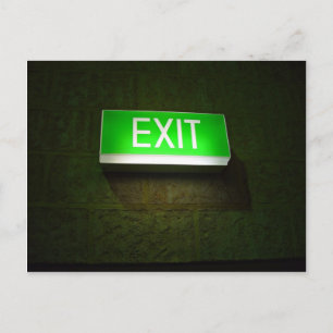 Carte Postale Panneau de signalisation EXIT lumineux sur le mur
