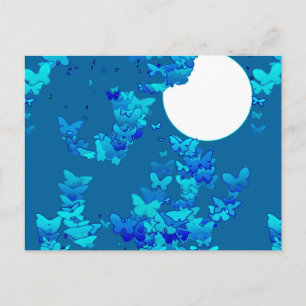 Carte Postale Papillons contre ciel bleu nuit, paysage lunaire