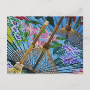 Carte Postale Parapluies décoratifs peints à la main dans le vil