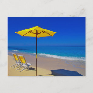 Carte Postale Parasol de plage jaune et chaises sur plage immacu
