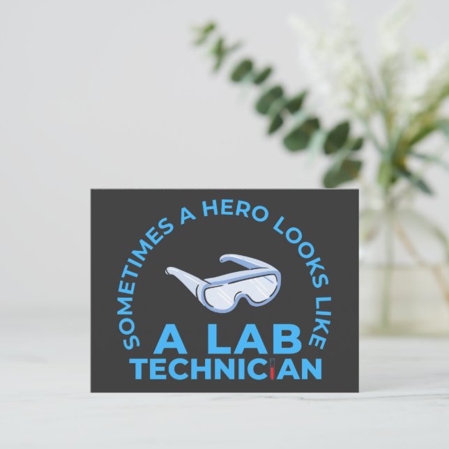 CARTE POSTALE PARFOIS, UN HÉROS RESSEMBLE À UN TECHNICIEN DE LAB (Debout devant)