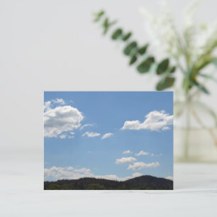 Carte Postale Paysage avec des collines vertes, des arbres et de