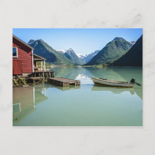 Carte Postale Paysage fjord avec boathouse et montagnes
