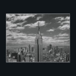 Carte Postale Paysage noir et blanc de New York City skyline<br><div class="desc">Empire State Building avec vue sur les nuages | Jonnie Miles | AssetID : 126272921</div>