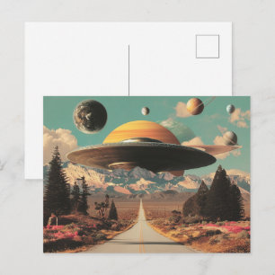 Carte Postale Paysage surréaliste avec route, OVNI et Saturne 