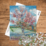 Carte Postale Peach Trees roses Vincent van Gogh<br><div class="desc">Carte postale d'art avec le tableau postimpressionniste Pink Peach Trees,  aussi connu sous le nom In Memory of Mauve (1888) de l'artiste néerlandais Vincent Van Gogh (1853-1890). Un arbre fruitier aux fleurs roses s'installe au printemps ensoleillé et au ciel bleu.</div>