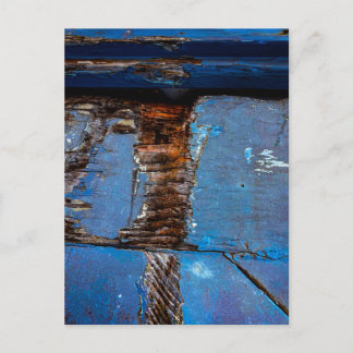 Carte Postale Peinture bleue qui s'écaille sur du bois patiné