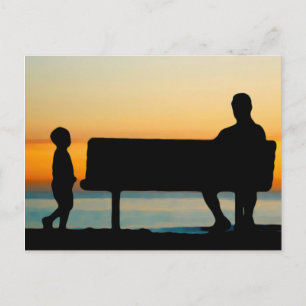 Carte Postale Père et Fils observant le coucher du soleil