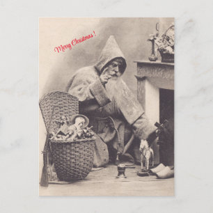 Carte Postale Père Noël laisse des cadeaux sur la cheminée Noël