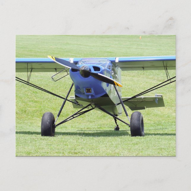 Carte Postale Petit Avion Garé Sur L'Herbe (Devant)