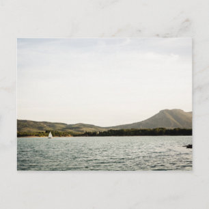 Carte Postale Petit bateau naviguant sur un lac l'après-midi
