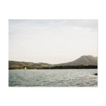 Petit bateau naviguant sur un lac l'après-midi