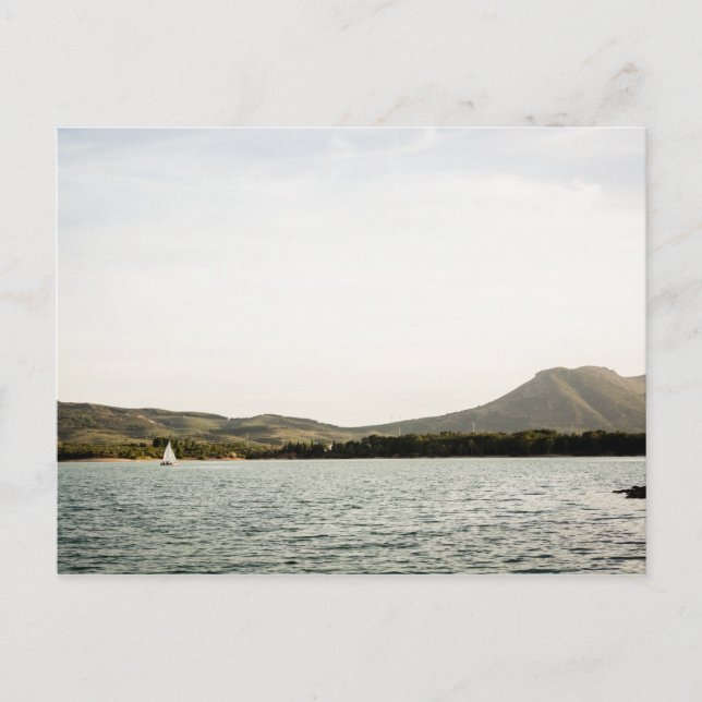 Carte Postale Petit bateau naviguant sur un lac l'après-midi (Devant)