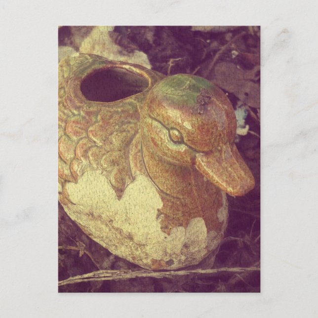 Carte Postale Petit canard à tarte en verre assis dans un jardin (Devant)